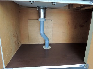 台所の下水の逆流は排水パイプの詰まりが原因